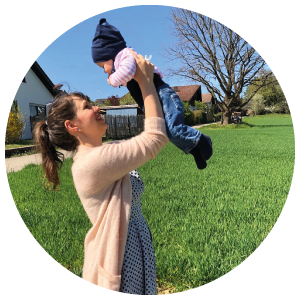 Hebamme Marie-Louise Ernst mit ihrem Sohn